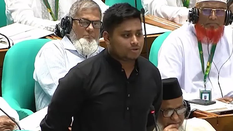 যাতায়াতের সুবিধার জন্য সরকারি গাড়ির দাবি জানিয়েছেন হাসনাত আবদুল্লাহ